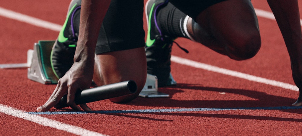 现代体育直播技术控制中心内景，展示多屏幕流媒体分发与监控系统